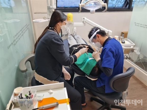 인천시 치과 주치의사업으로 구강검진을 받고 있는 아동의 모습.(사진제공 인천시)
