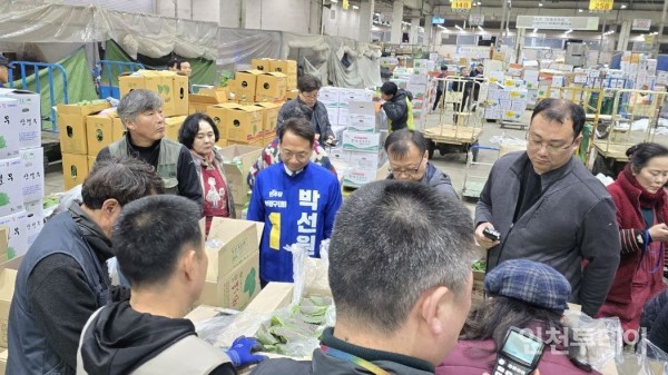 박선원 후보는 28일 오전 1시 삼산농산물도매시장을 찾아 상인들과 인사를 나누고 부평구민들의 식탁에 올라갈 채소류 경매현장 등을 둘러봤다.