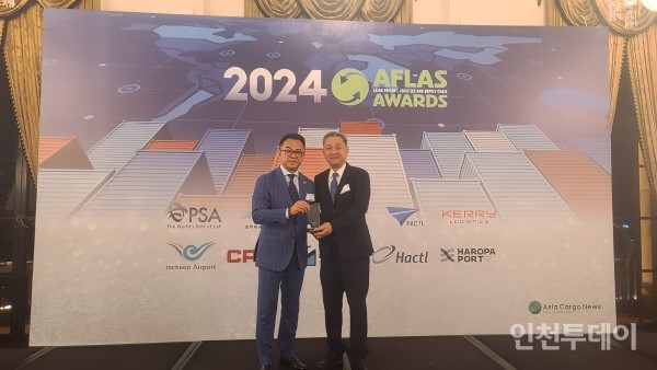 지난 6월 25일 중국 상하이에서 열린 ‘2024년 아시아 항공·물류 어워즈’에서 인천국제공항공사 서병석 물류영업팀장(사진 오른쪽)이 시상식 관계자와 기념촬영을 하고 있다.(사진제공 인천공항공사)