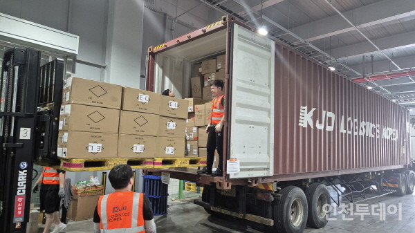 인천공항 자유무역지역 내 물류단지에 위치한 Sea&Air 화물 전용 작업장에서 중국으로부터 도착한 해운 컨테이너에서 화물을 환적하는 작업이 진행되고 있다.(2024.07.22. 사진제공 인천공항공사)