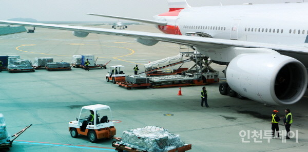 인천국제공항 물류단지에서 화물을 환적하는 모습.(사진제공 인천공항공사)