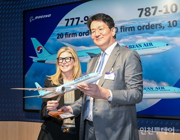 조원태 한진그룹 회장(오른쪽)과 스테파니 포프(Stephanie Pope) 보잉 상용기 부문 사장(왼쪽)이 양사 관계자들이 참석한 가운데 보잉 777-9 20대, 보잉 787-10 30대(옵션 10대 포함) 도입을 위한 구매 양해 각서(MOU)를 체결했다.(2024.07.22. 사진제공 대한항공)