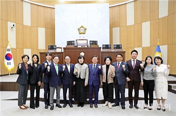 연수구의회가  송도 토지매각금 청라 7호선 사업 투입 등 타 지역 사용 반대 결의안을 채택했다.(사진제공 연수구의회)