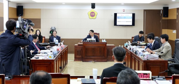 13일 인천시의회 건설교통위원회가 진행한 시 해양항공국 행정사무감사.(사진제공 인천시의회)