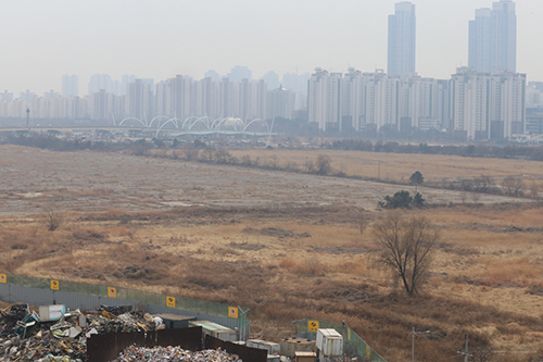 . 사진은 부영 송도테마파크 용지로 과거 비위생매립지였던 곳이라 발암물질 비소를 비롯한 각종 토양오염 물질이 매립 돼 있다.