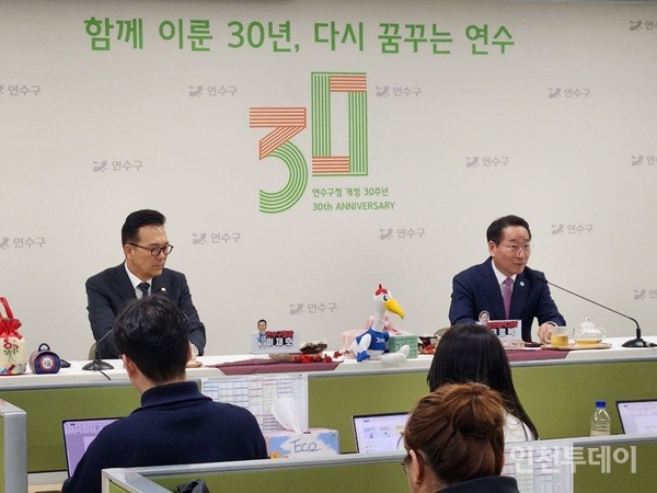 왼쪽 이재호 연수구청장과 오른쪽 유정복 인천시장.