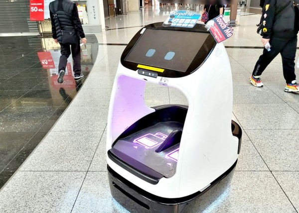 인천공항에서 짐 운반을 돕는 '에어포터' 모습. (사진 인천시공식블로그 갈무리)