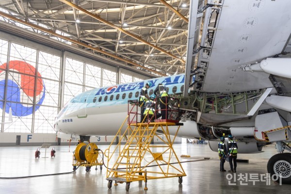 대한항공 김포 정비격납고에서 하공기가 점검을 받고 있다.(사진제공 대한항공)