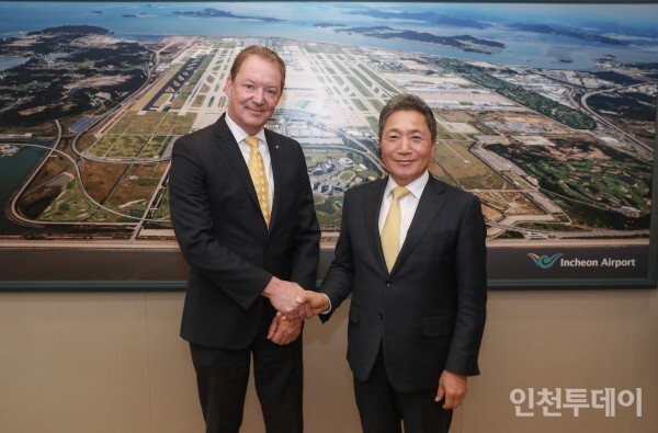 3일 인천국제공항공사 회의실에서 진행된 ‘항공 정비산업 분야 협력강화 추진을 위한 환담회’에서 이학재 인천공항공사 사장과 클라우스 괴르슈  아틀라스에어월드와이드 총괄운영책임자가 기념촬영을 하고 있다.(사진제공 인천공항공사)