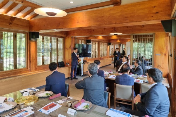 박원근 인천항만공사 물류전략처장이 호텔업계 관계자들을 대상으로 골든하버 복합지원용지를 홍보하고 있다.(사진제공 인천항만공사)