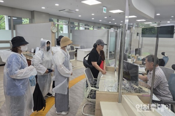 부동산 경매학원 사기 피해자들이 기자회견 후 국민권익위원회 정부합동센터를 방문해 탄원서를 제출하고 있다.(사진제공 피해자대책위)