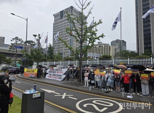 인천 동구 물치도와 영종도 선녀바위 등 국내 곳곳에서 부동산 경매학원 사기를 당한 피해자들이 지난 15일 정부서울청사 앞에서 기자회견을 열고 사법당국의 즉각적인 구속수사와 국회 차원의 피해 구제 방안 마련을 촉구했다.