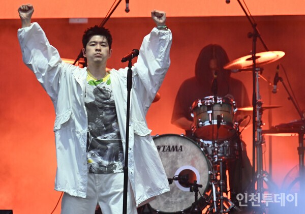 펜타포트 무대에서 공연 중인 장기하