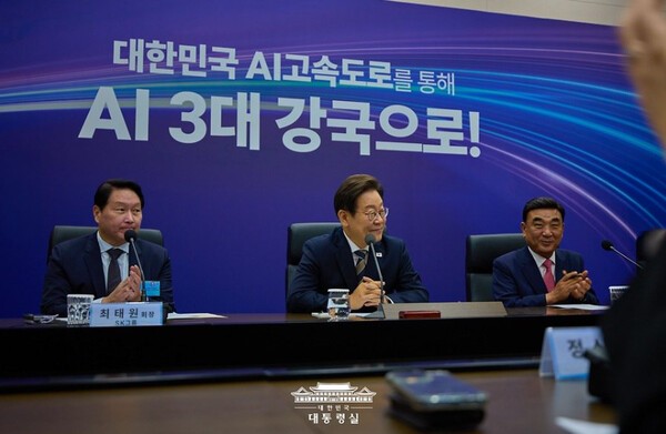 [AI범용경제 번외] 소버린 AI, '기록의 DNA'가 알려줄 개방적 AI 주권 - 뉴스 썸네일 이미지