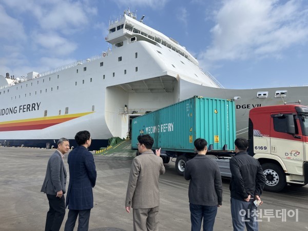 인천항에서 중국 웨이하이~한국 인천을 운항하는 카페리 선박에 탑재된 Sea&Air 화물 하역운송과정을 인천국제공항공사 관계자들이 점검하고 있다.(사진제공 인천공항공사)