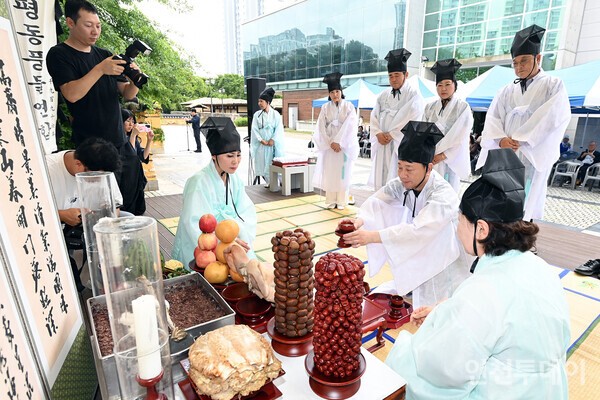 제29회 부평풍물대축제를 앞두고 지난 6일 축제의 발원지인 삼산동 야막간이 있던 삼산 도드리공원에서 부평풍물대축제의 시작을 알리는 터고사가 진행됐다.(사진제공 부평구)