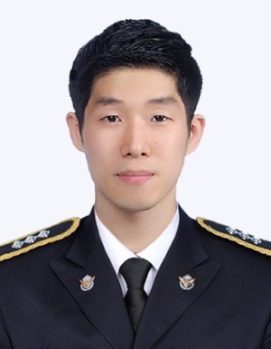 구명조끼 벗어 갯벌 고립자 구한 해경 <b>이재석 경장</b> 끝내 숨져