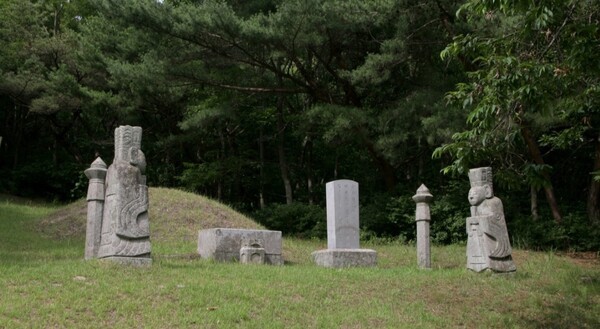 강화군 소재 하곡 정제두 묘( Gksyy, CC BY-SA 4.0)