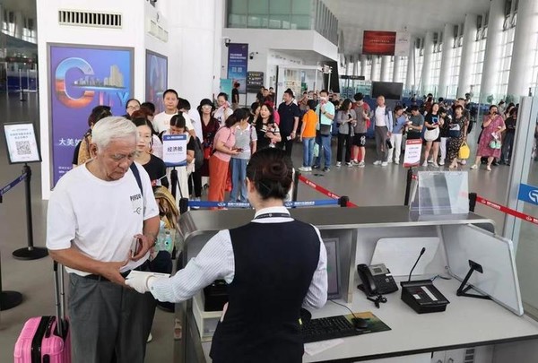 지난 9월 2일 오후 중국 난퉁싱둥 국제공항에서 중국인 승객이 제주행 비행기 탑승을 위해 줄을 서고 있다. (사진 신화통신)