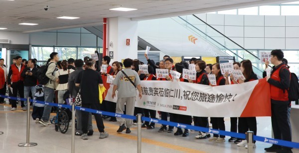 중국 관광객 가이드들이 손님을 기다리고 있다.(사진제공 인천항만공사)