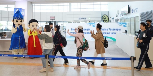 중국 관광객들이 인천항 크루즈터미널로 들어오고 있다.(사진제공 인천항만공사)