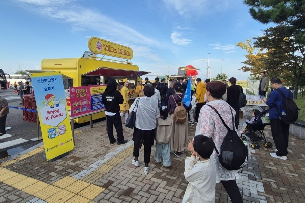 인천항크루즈터미널로 입국한 중국인관광객들을 케이푸드(K-Food) 트럭으로 맞이하고 있다.(사진제공  인천항만공사)