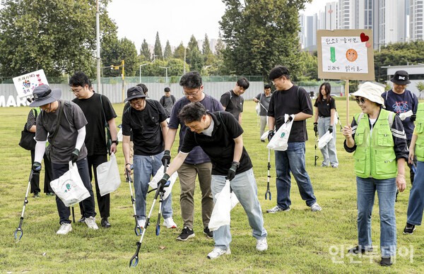 지엠한마음재단이 지난 29일 산곡노인문화센터 등과 부평 캠픔마켓과 부평공원 일대에서 플로깅 환경봉사활동을 하고 있다.(사진제공 지엠한마음재단)
