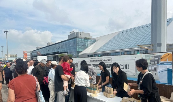 인천항크루즈터미널로 입국한 중국인관광객들을 케이푸드(K-Food) 트럭으로 맞이하고 있다.(사진제공  인천시)