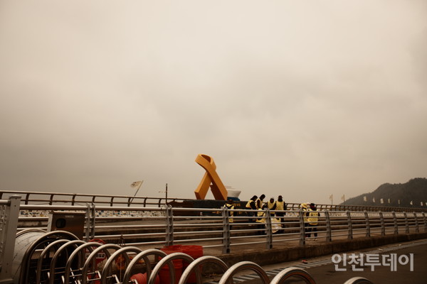전라남도 진도군 팽목항 인근에 노란 리본 조형물이 설치돼 있다.