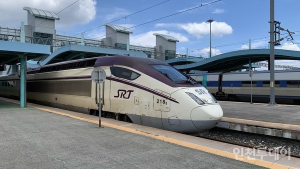 목포역에_정차 중인 (주)SR이 코레일한테 KTX-산천을 임차해_사용하는 고속열차 SRT_모습.