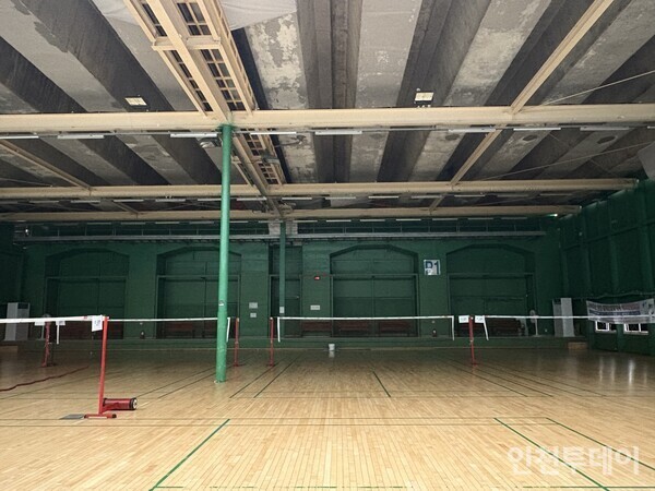 미추홀구 연경산 배드민턴장은 한국도로공사 시흥지사가 관리하는 제2경인고속도로 아래 조성돼 있다.