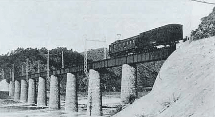 일제강점기 금강산 전기철도 한탄강 다리 위의 열차(위키피디아)