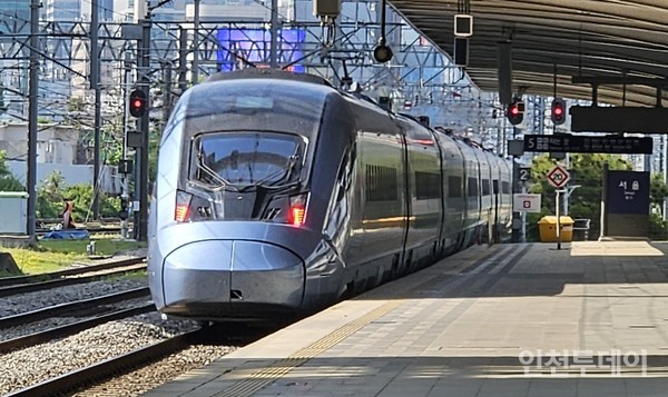 시속 320km/h로 달릴 수 있는 한국의 동력분산식 4세대 고속열차 KTX청룡 모습.