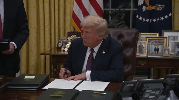 249년 미국④ 백악관 집무실 스케줄 F 부활 행정명령에 서명하는 트럼프(백악관)