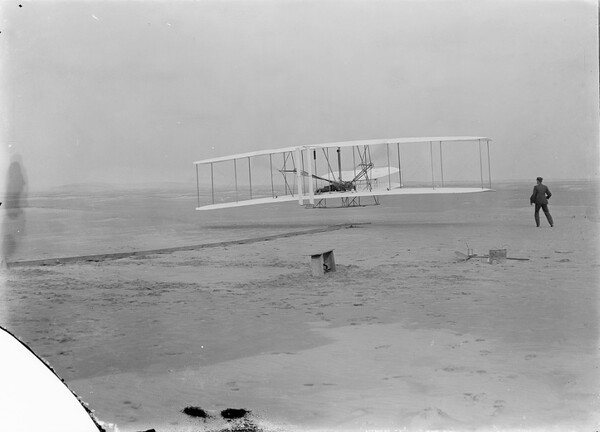 하늘길, 항공①1903년 12월 17일 라이트 형제의 첫 비행 순간(미국 의회도서관)