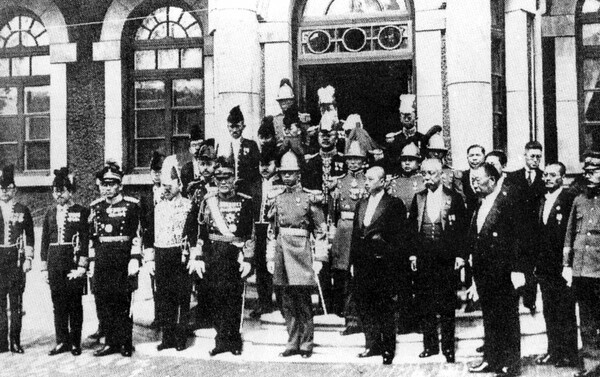 1934년 3월 1일 푸이(앞줄 왼쪽에서 여섯 번째)가 공식적으로 황제로 즉위했다(중국문화연구원)