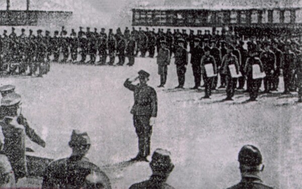 만주군관학교 졸업식에서 생도 대표로 앞에 선 박정희(박정희인터넷기념관)