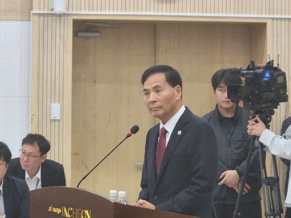 2025년 인천시에 대한 국정감사에 출석해 답변하고 있는 황효진 인천시 정무부시장.