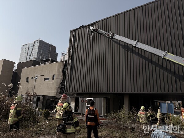 4일 오후 인천 연수구 송도 소재 송도소방서 건물에서 화재가 발생해 소방대원들이 화재를 진화하고 있다.