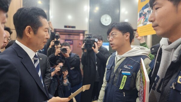 전국공항노동자연대가 6일 오전 서울 종로 민주노총 사무실에서 정청래 더불어민주당 당 대표와 만나 공항 파업 사태 해결을 촉구했다. (사진 인천공항지역지부)
