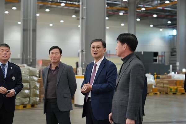 고석진 인천본부세관장이 아암물류단지 통합검사센터를 방문한 모습.(사진제공 인천본부세관)