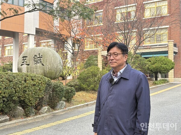 연수여고에서 13일 도성훈 교육감이 수험생을 응원하고 있다.