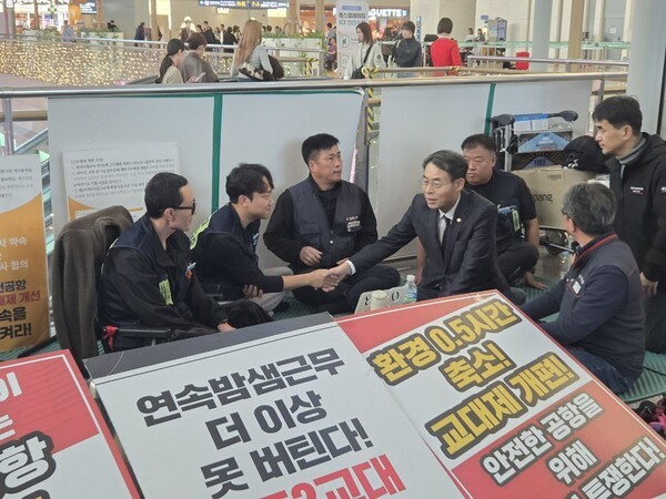 지난 12일 강희업 국토부 차관이 인천공항 자회사 노동자 단식투쟁 현장을 방문해 이야기를 나누고 있다. (사진 인천공항지역지부)