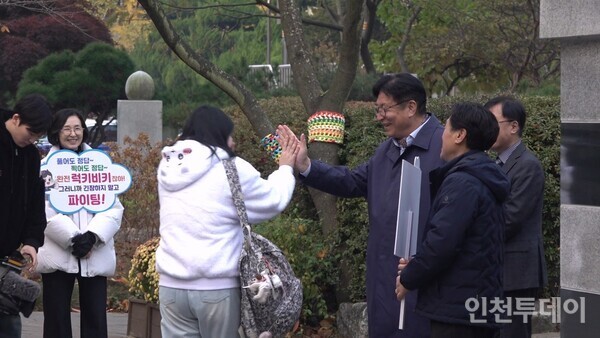 [2026년 수능] 도성훈 인천시교육감이 수능을 치르는 수험생을 응원하고 있다. 