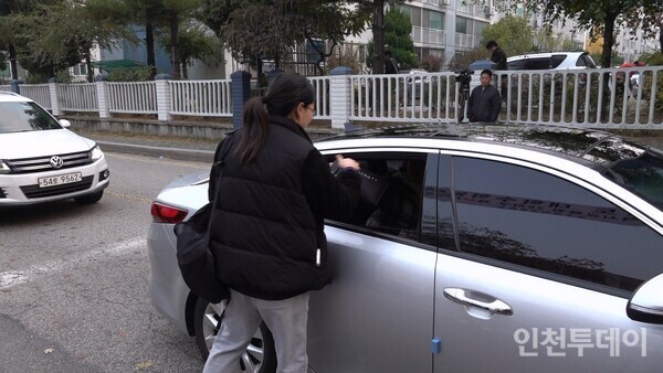 [2026년 수능] 도시락을 건네 받기 위해 차량으로 되돌아 온 수험생.