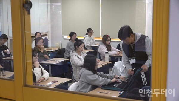 [2026년 수능] 수능 감독관이 수험생 핸드폰을 걷고 있는 모습.