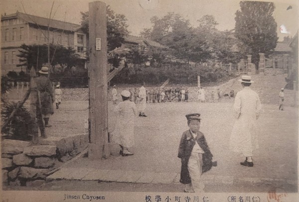 사정소학교(현 인천 중구 소재 신흥초등학교) 교정에서 조선인과 일본인 유소년이 야구 경기 중이다.(인천투데이 자료사진)