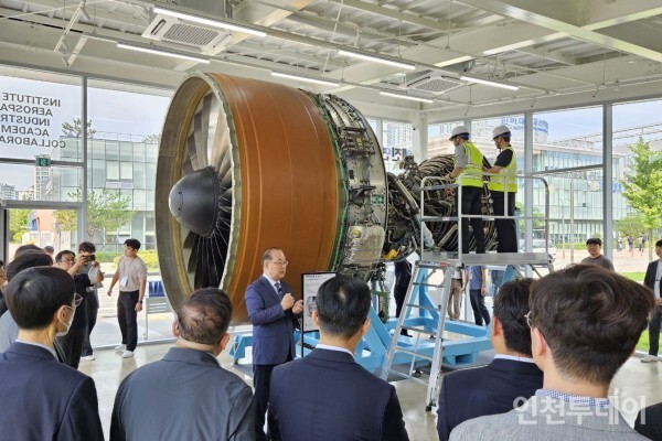 30일 열린 항공우주산학융합원 엔진연구실습동 준공식에서 참석자들이 보잉777용 PW4098 터보팬엔진에 대한 설명을 듣고 있다. 