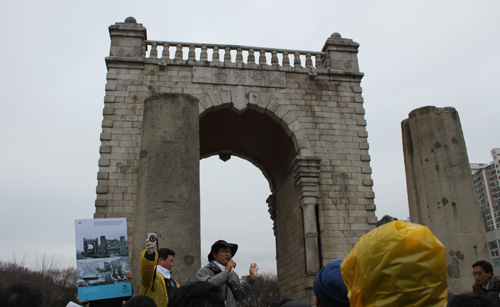 서대문 독립공원에 위치한 독립문.