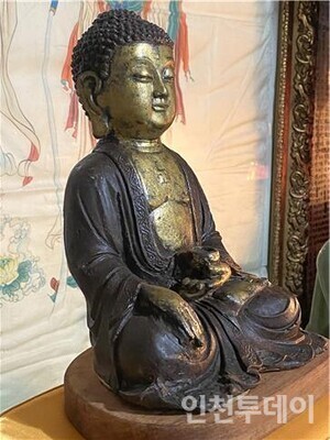 불상이 뒤로 많이 누웠다. 본래 그런 것인지 보수해야 하는지도 살펴봐야 한다.